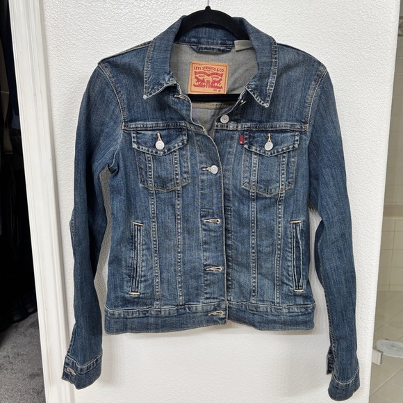 Levi's Jackets & Blazers - Levi's Women's Trucker jacket.